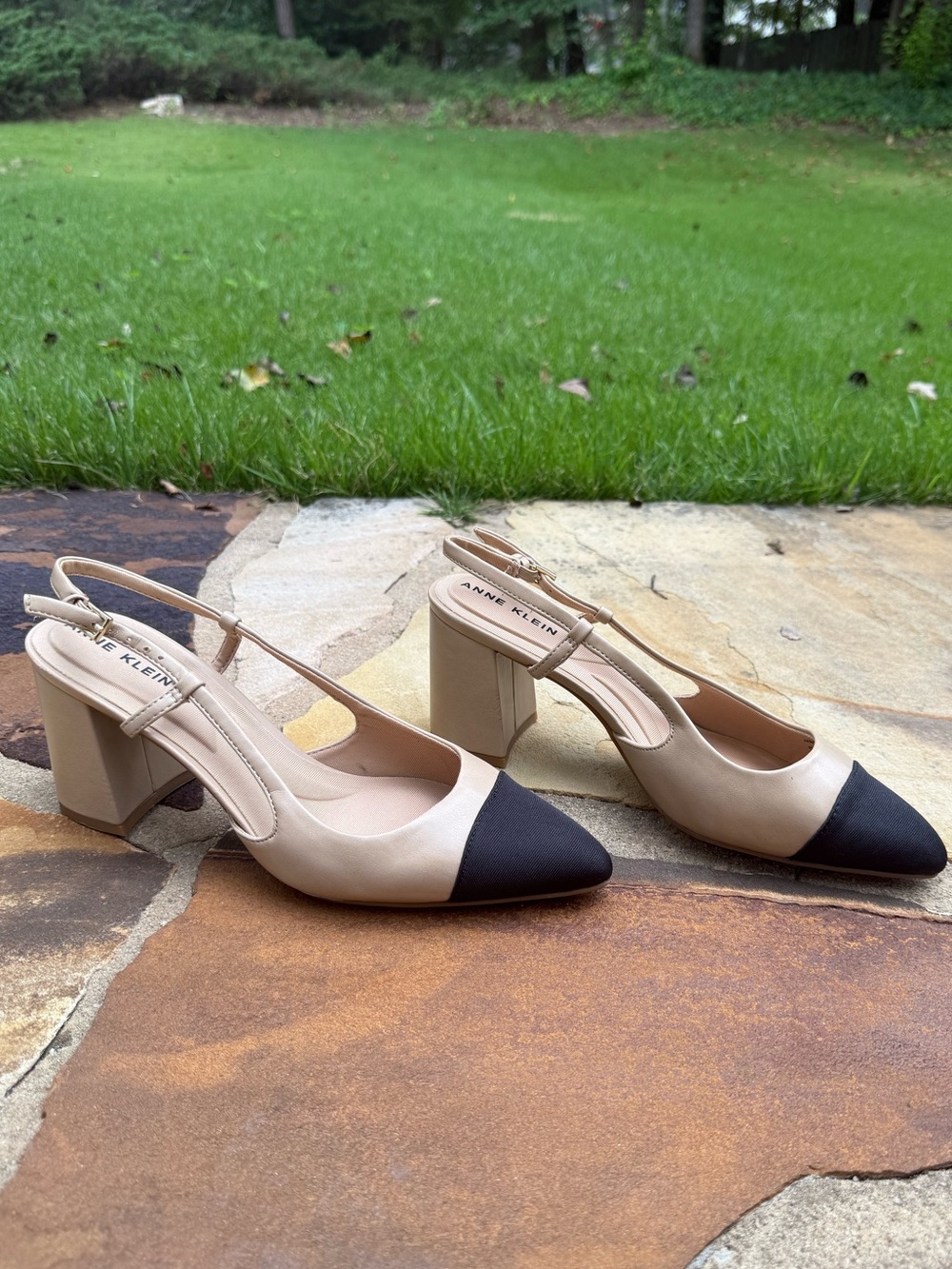 Anne Klein Size 8.5 Two-Tone Beige and Black Slingback Block Heel Pumps - Picture 6 of 6